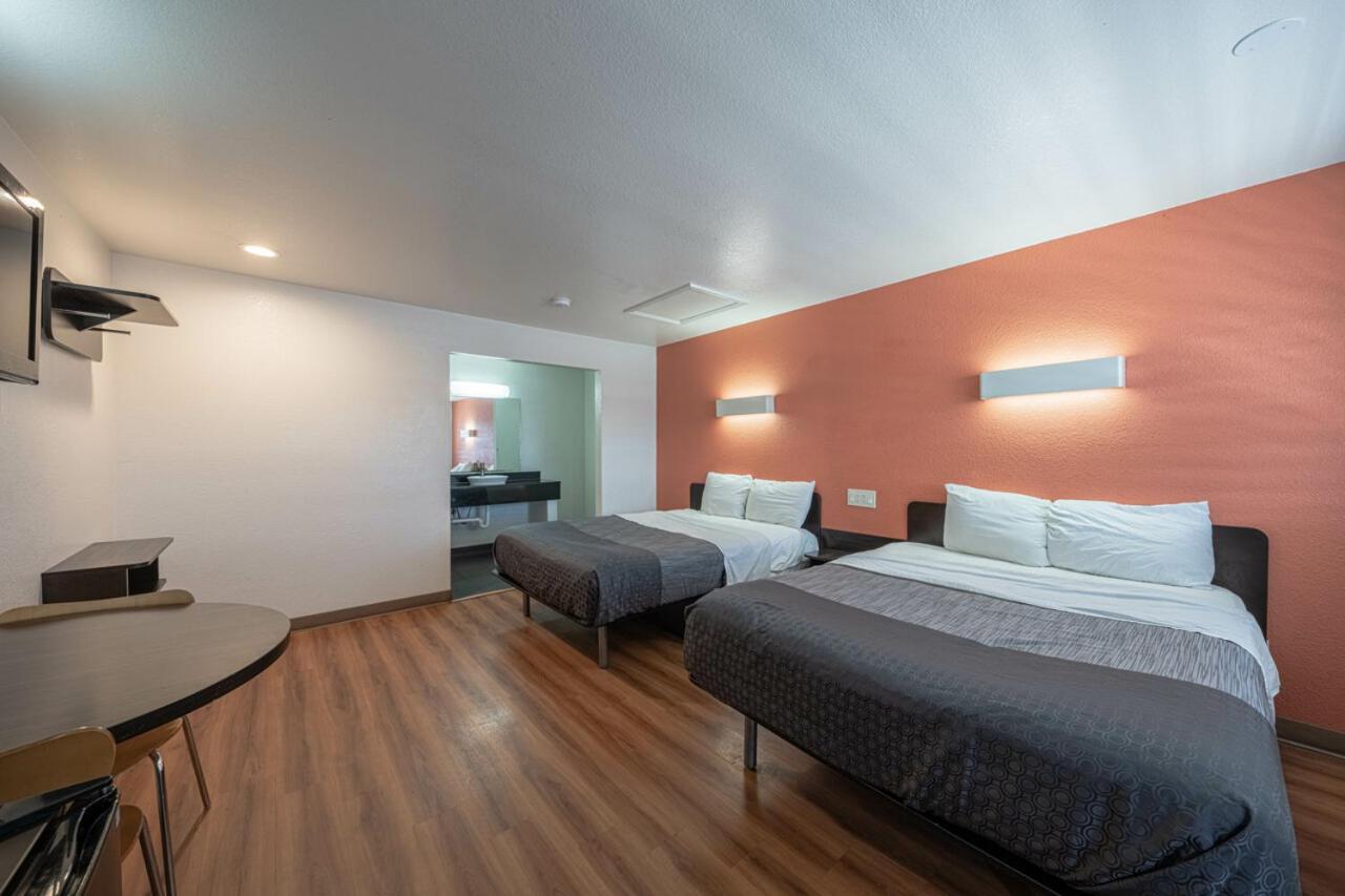 Coastal Valley Inn Castroville Extérieur photo