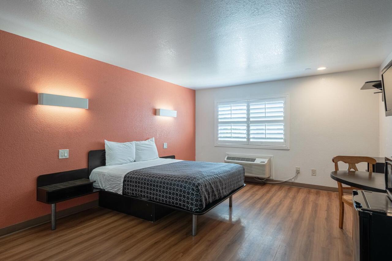 Coastal Valley Inn Castroville Extérieur photo