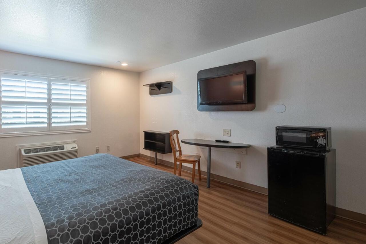 Coastal Valley Inn Castroville Extérieur photo